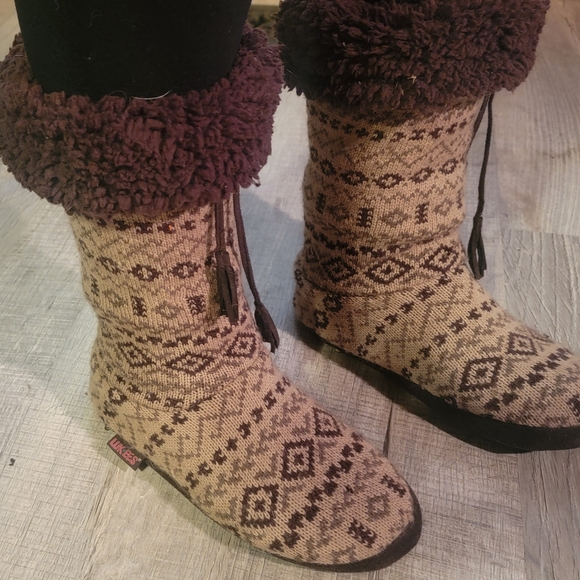 Cozy Brown Patterned Women's Boots - Picture 2 of 12